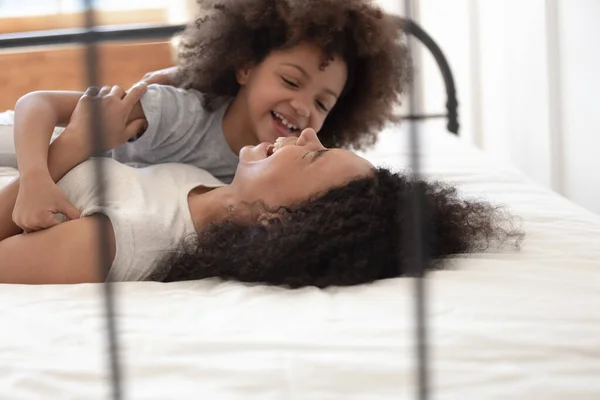 Feliz biracial mãe ter diversão jogar com a filha no quarto — Fotografia de Stock