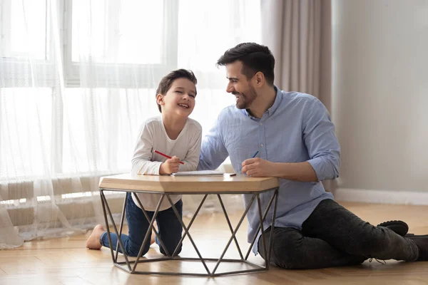 Feliz padre jugando con adorable hijo pequeño, dibujando lápices de colores — Foto de Stock