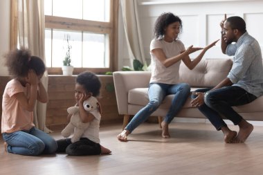 Çocuklar, ebeveynlerin kavgalarını duymamak için kulaklarını tıkarlar.