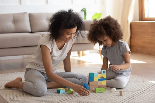 Feliz biracial mamá y hija jugar con la construcción de ladrillos — Foto de Stock