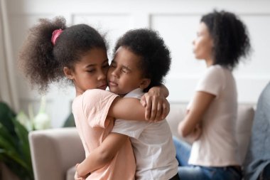 Küçük Afrikalı çocuklar anne babalarının boşanma sürecini birlikte geçiriyorlar.