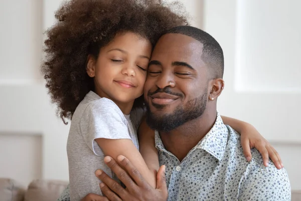 幸せなアフリカ系アメリカ人のお父さんと娘抱っこ接触頬 — ストック写真