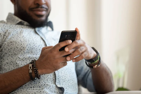 Close up de masculino biracial usando mensagens de texto de celular — Fotografia de Stock