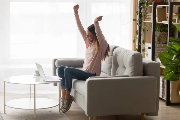 Overblij meisje voelen euforisch lezen goed nieuws online — Stockfoto