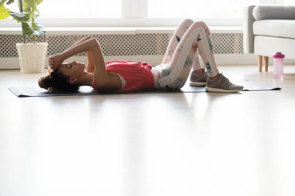 Mujer joven agotada relajarse después del entrenamiento en casa — Foto de Stock