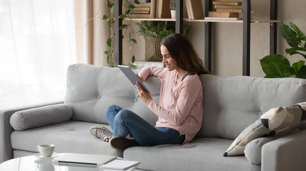 Happy jeune femme se détendre à la maison en utilisant une tablette — Photo