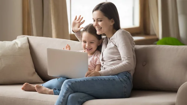 用笔记本电脑笑妈妈和小女儿在网络摄像头上说话 — 图库照片