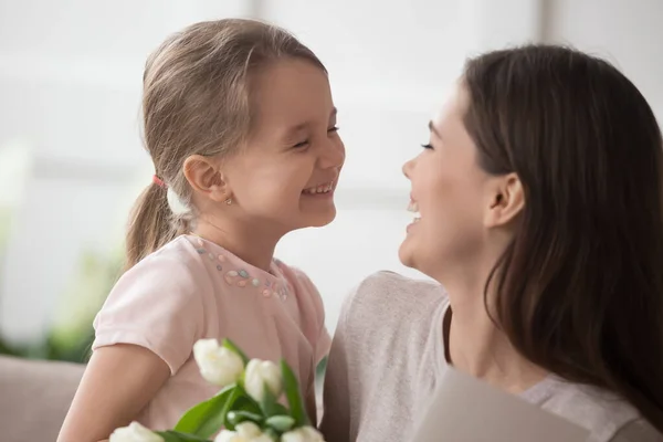 Rolig liten dotter ha kul skratta hälsning mamma — Stockfoto