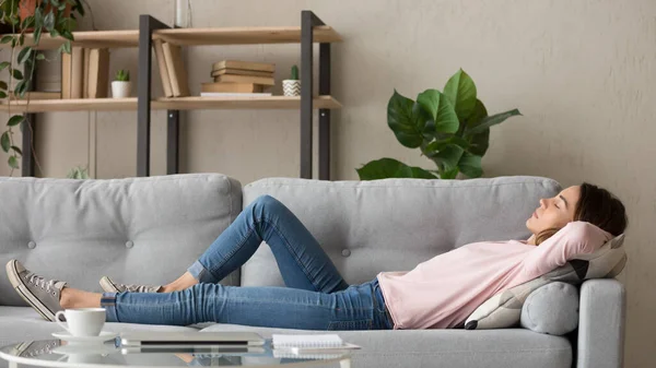 Lelah wanita muda bersantai di rumah tidur di sofa nyaman — Stok Foto