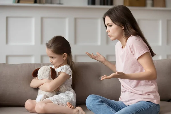 แม่หนุ่มคุยกันอย่างสันติกับลูกสาวตัวน้อยที่โกรธเคือง — ภาพถ่ายสต็อก