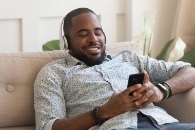 Mutlu melez adam, kanepede dinlenen müziği dinle.