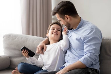 Babayı sevmek, küçük oğlunu kucaklamak, birlikte eğlenmek, telefon etmek.