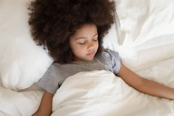 Pemandangan indah gadis birasial yang tenang tidur di tempat tidur yang nyaman — Stok Foto