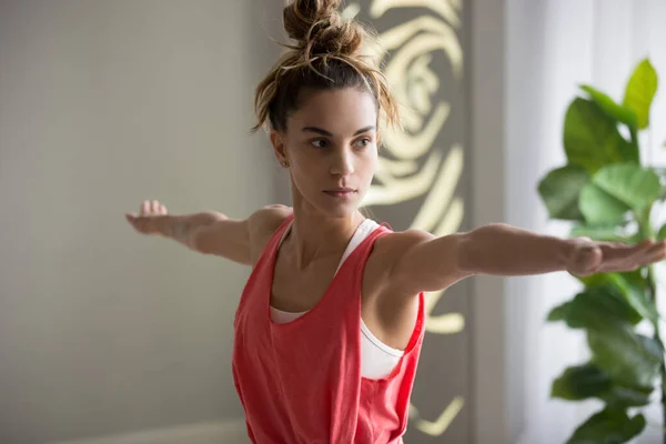 Cálida chica tonificada entrenando practicando yoga en casa —  Fotos de Stock