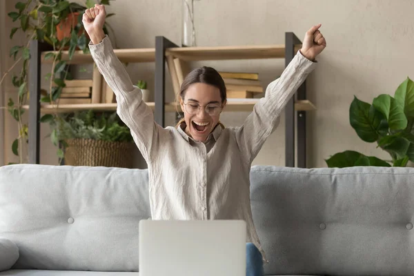 Opgewonden jonge vrouw voelen euforisch lezen nieuws op laptop — Stockfoto