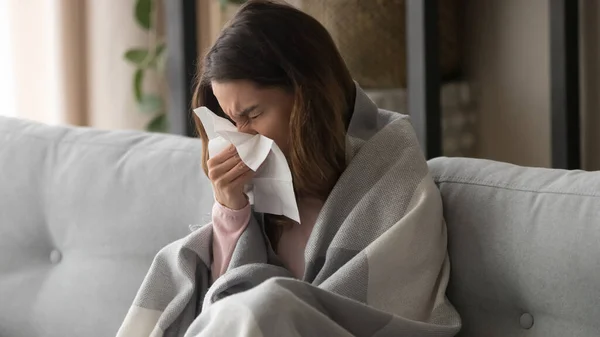 Doente menina soprando nariz sentindo mal ter gripe — Fotografia de Stock