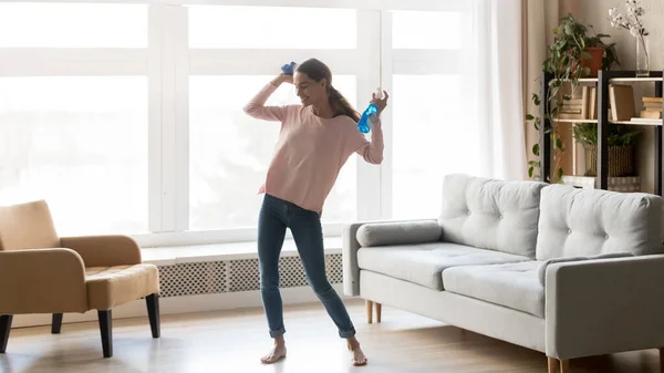 Femme insouciante ont plaisir à danser nettoyage maison — Photo