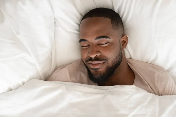 Tenang pria birasial tidur melihat mimpi menyenangkan — Stok Foto