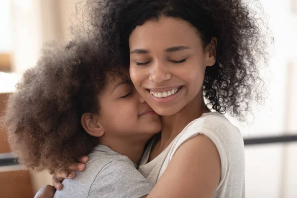 Närbild av lycklig biracial mamma kram liten dotter — Stockfoto