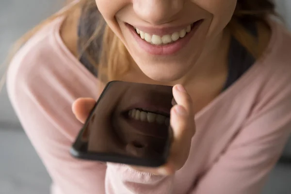 Primer plano de chica sonriente hablando en el teléfono inteligente — Foto de Stock