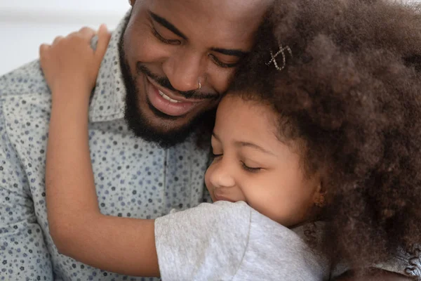 Amour afro-américain papa câlin petite fille — Photo