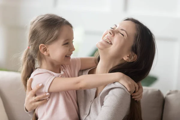 Leende mamma och lilla dotter skrattar ha kul hemma — Stockfoto