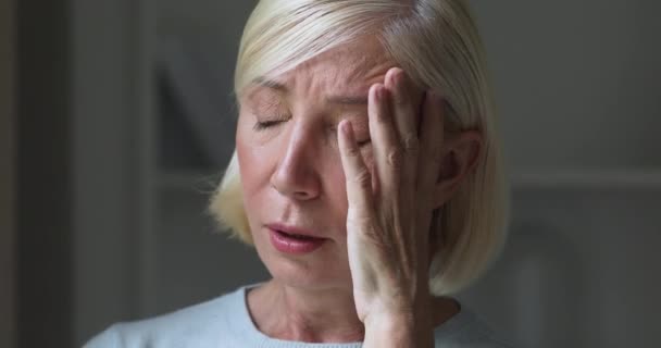 Verdrietig depressief ellendig volwassen volwassen vrouw huilen rouw concept — Stockvideo