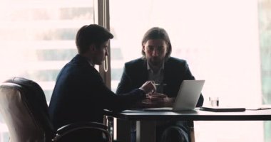 İş adamı, sunum gösteren çevrimiçi başlangıç projesini iş yatırımcısına sattı