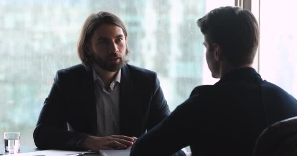 İş görüşmesinde konuşan iki işadamı ve iş arayan — Stok video