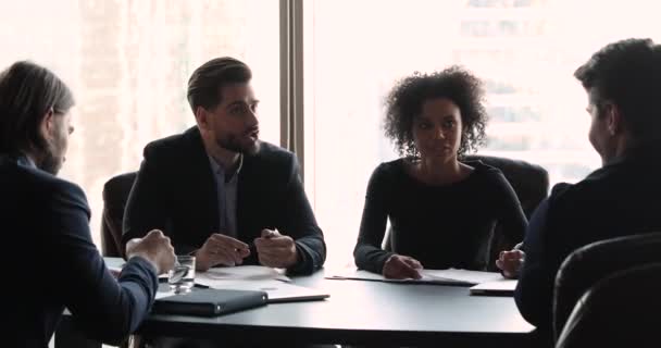 Erkek patron toplantıda çok ırklı bir ekiple projeyi tartıştı — Stok video