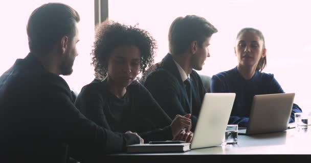 Equipo de ejecutivos multirraciales hablando en grupos discutiendo proyectos corporativos — Vídeos de Stock