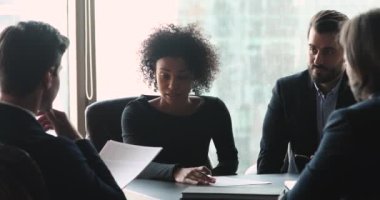 Afrikalı kadın lider çeşitli grup toplantılarında kontratı tartışıyor