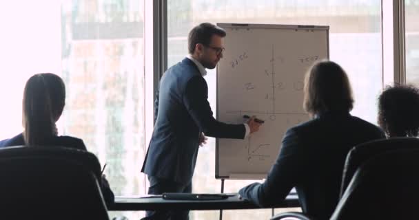 Άνδρας εκπαιδευτής επιχειρήσεων εξηγήσει οικονομικό αποτέλεσμα δώσει flip chart παρουσίαση — Αρχείο Βίντεο