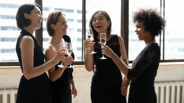 Snygga olika damer bär klänningar dricka champagne firar födelsedagsfest — Stockfoto