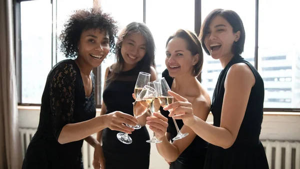 Onnellisia kauniita naisia pitää lasit katso kameraa juhlia puolue — kuvapankkivalokuva