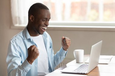 Heyecanlı Afrikalı Amerikalı adam iyi haberlerden çok memnun.