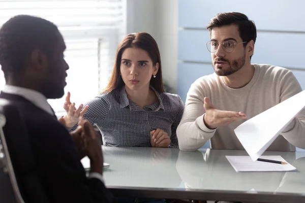 Coppia di clienti arrabbiati litigare con l'agente per errore contratto di lavoro di ufficio — Foto Stock