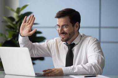 Gülümseyen işadamının ofiste videosu var.