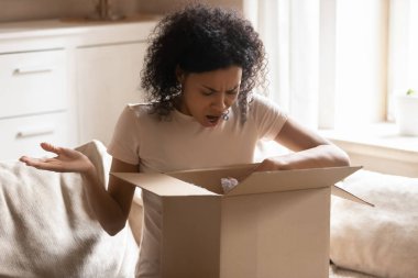 Hayal kırıklığına uğramış çift ırklı kadın yanlış sırayla hayal kırıklığına uğradı.