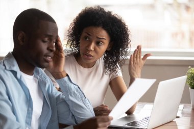 Çok ırklı bir çift evdeki evrak işlerini yönetiyor.