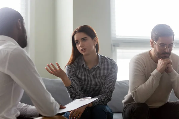 Unhappy wife talking with male counselor at family therapy session — Stock Photo, Image