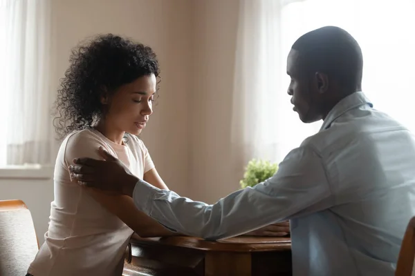 Aimer mari afro-américain confort triste femme — Photo
