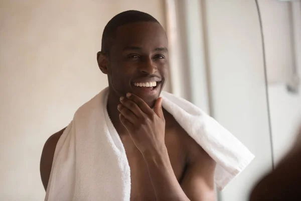 Smiling biracial man do daily facial routine in bathroom — Stock Photo, Image