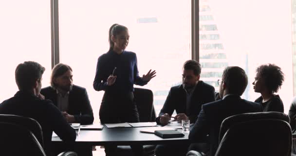 Joven directora ejecutiva exitosa hablando en la reunión de equipo — Vídeo de stock