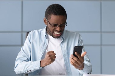 Melez bir adam cep telefonu sorunu yüzünden sinirlenir.