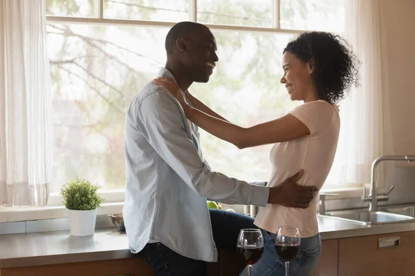 アフリカ系アメリカ人のカップルを愛する抱擁一緒に時間を楽しむ — ストック写真