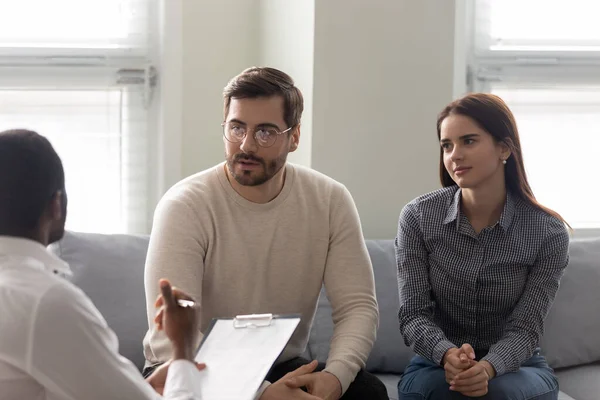 Clients couple talk consulting with male psychologist at meeting — Stock Photo, Image