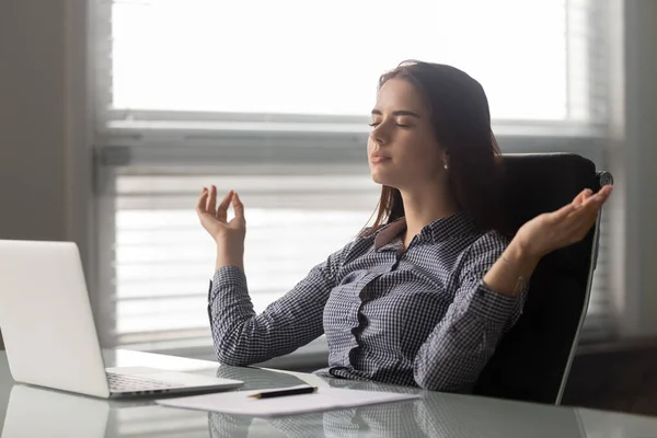 Calmo funcionário do escritório feminino meditando no local de trabalho — Fotografia de Stock