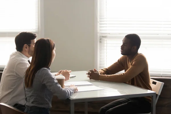 Afro-americano candidato parlare al colloquio di lavoro — Foto Stock