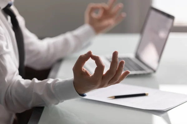 Çalışma masasında meditasyon yapan erkek çalışanları kapatın. — Stok fotoğraf